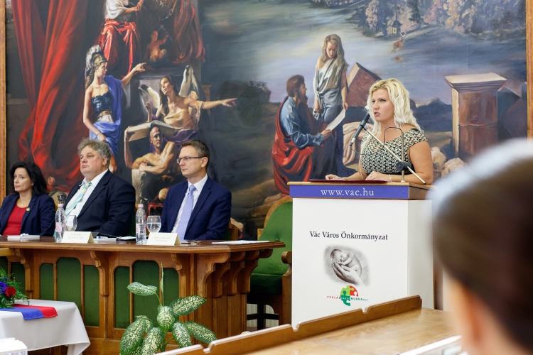 Polgármesterek, jegyzõk vehettek példát Vác Város Önkormányzat családbarát intézkedéseirõl