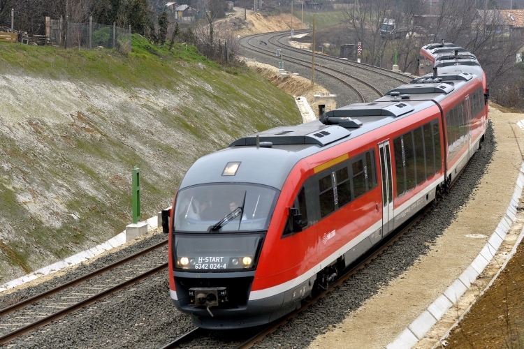 2017. december 10-én életbe lépõ vasúti menetrend (Vác, Nagymaros, Szob)
