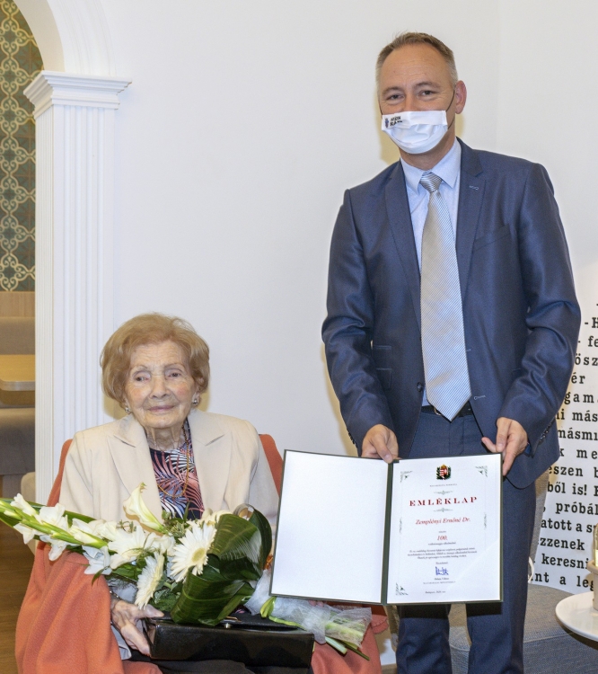 Sok szeretettel köszöntjük a 100 éves Magdi nénit